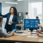 Imagem ilustrativa de uma equipe de marketing analisando métricas de SEO em telas digitais integradas com gráficos e ícones d